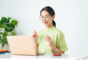 パソコンを見る女性