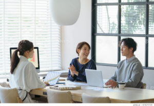 机で話し合う風景